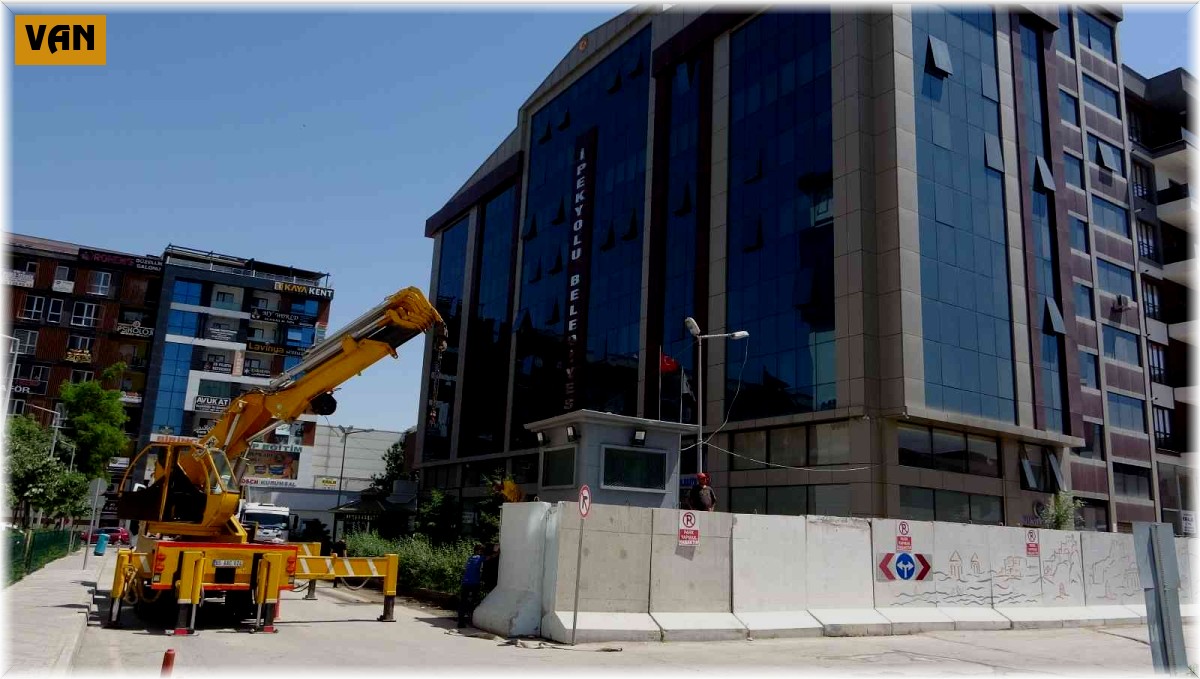 İpekyolu Belediyesi önündeki bariyerler kaldırıldı