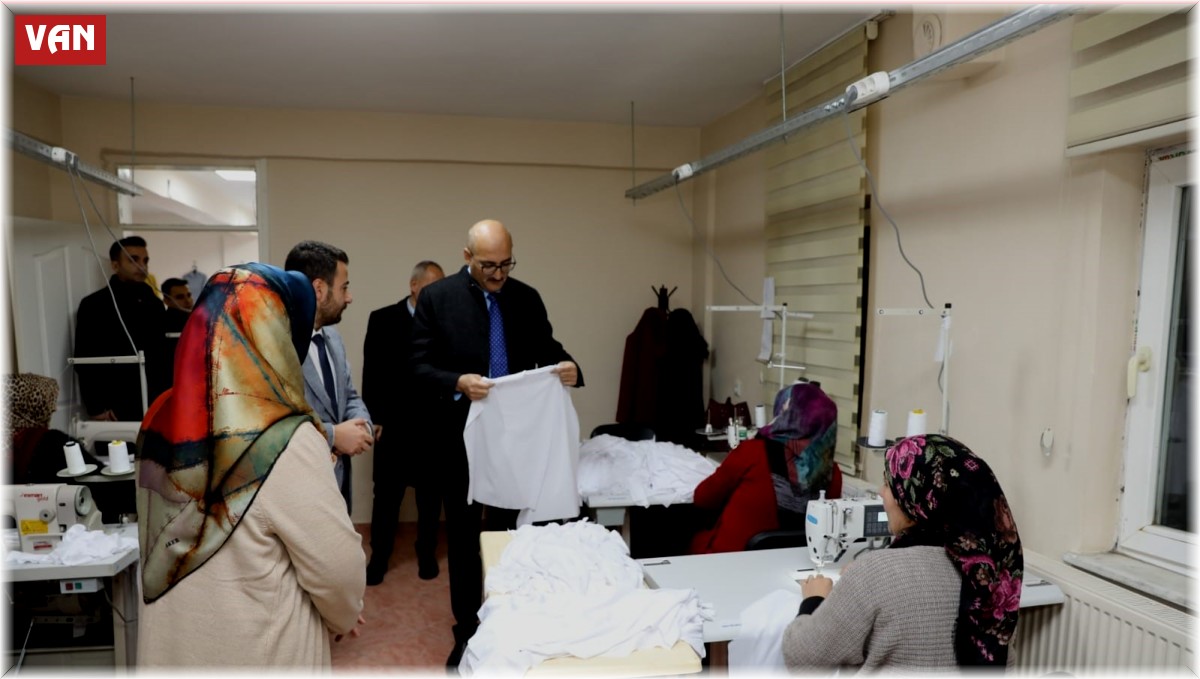 İpekyolu Belediyesinden depremzedeler için kışlık giysi desteği