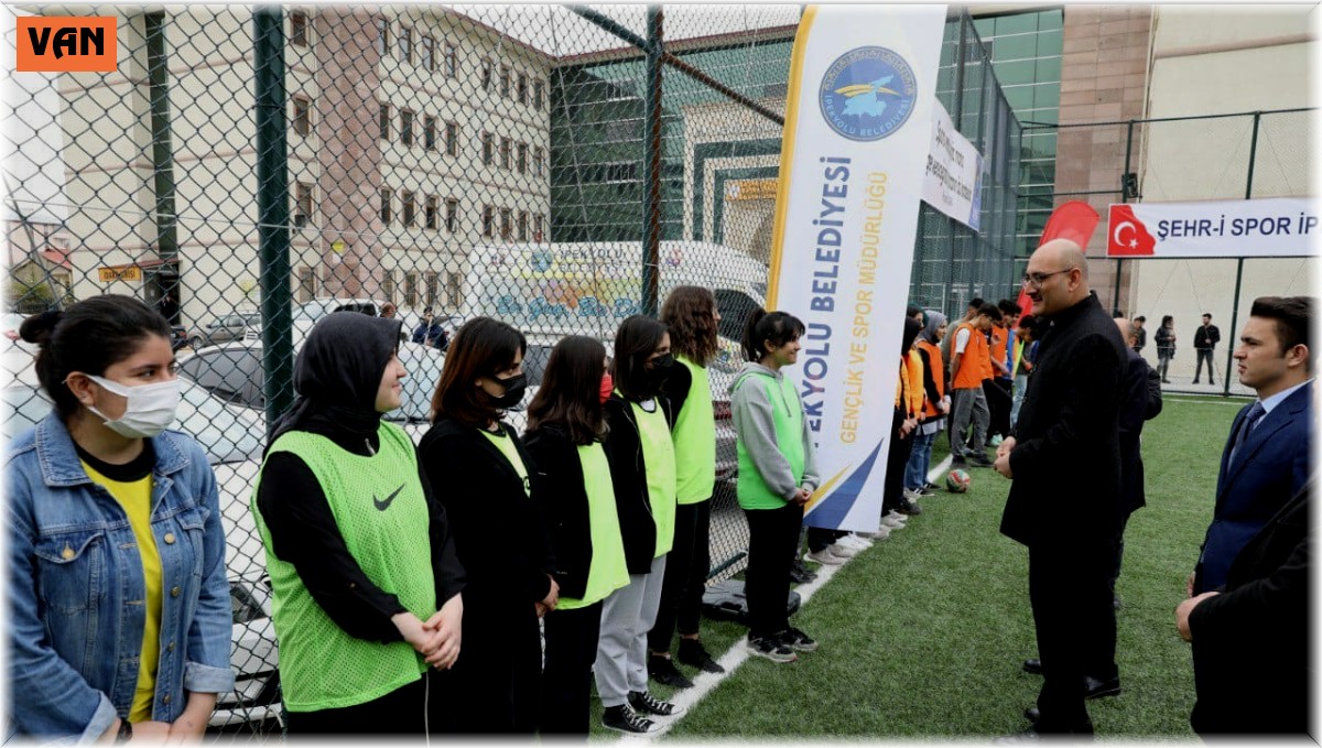 İpekyolu Belediyesinden okullara spor malzemesi desteği