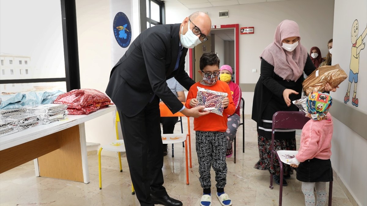 İpekyolu Kaymakamı Aydın lösemi tedavisi gören çocukları ziyaret etti