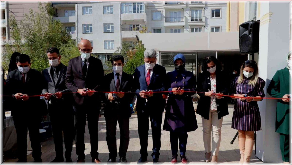 İpekyolu'nda kadınların yaptıkları ürünler sergilendi