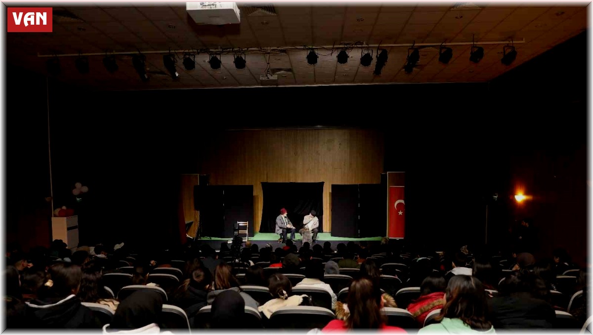 İpekyolu'nda 'Nefes Mehmet Akif' tiyatro oyununa yoğun ilgi