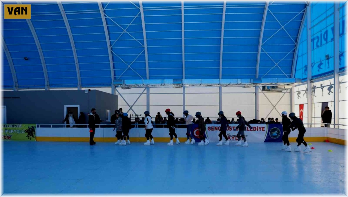 İpekyolu'nda öğrenciler buz pistiyle tanıştı