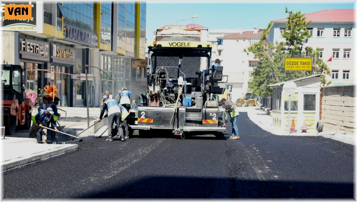 İpekyolu'nda sezonun ilk asfaltı döküldü