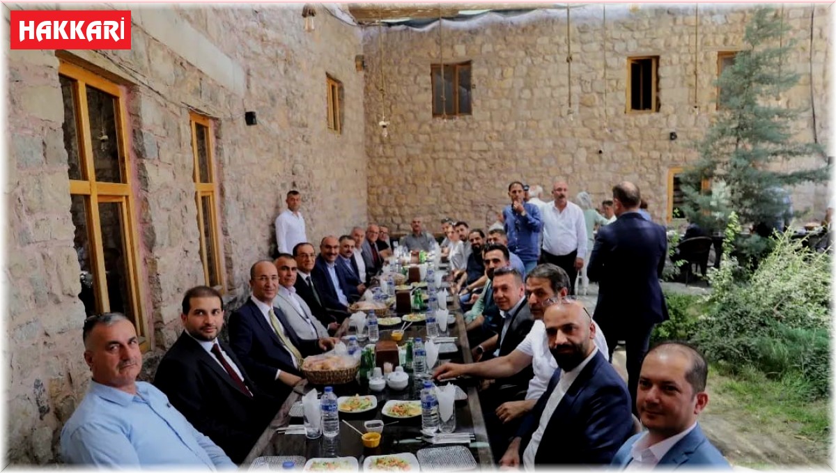 Irak kafilesi Çukurca'yı gezdi