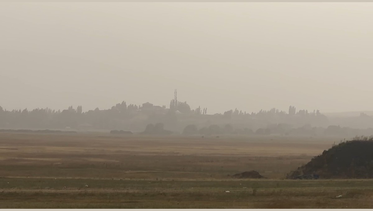 Irak ve Suriye'den gelen toz bulutu Yüksekova'yı kapladı