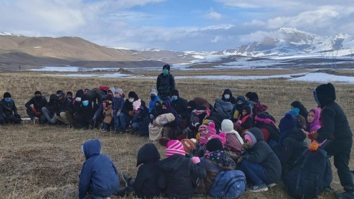 İran'a geçmek isteyen 59 düzensiz göçmen yakalandı