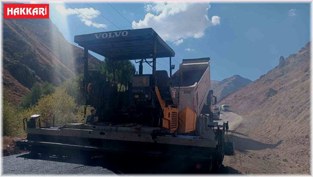 İran'ın sınırında köylerin yolları asfaltlanıyor