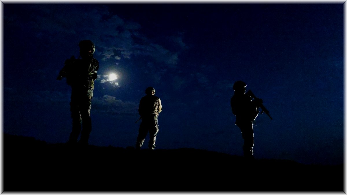 İran sınır hattı zifiri karanlıkta da gözetim altında tutuluyor