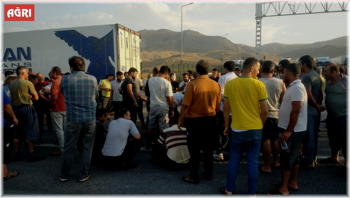 İran sınırında bekleyen tır şoförlerinden tepki