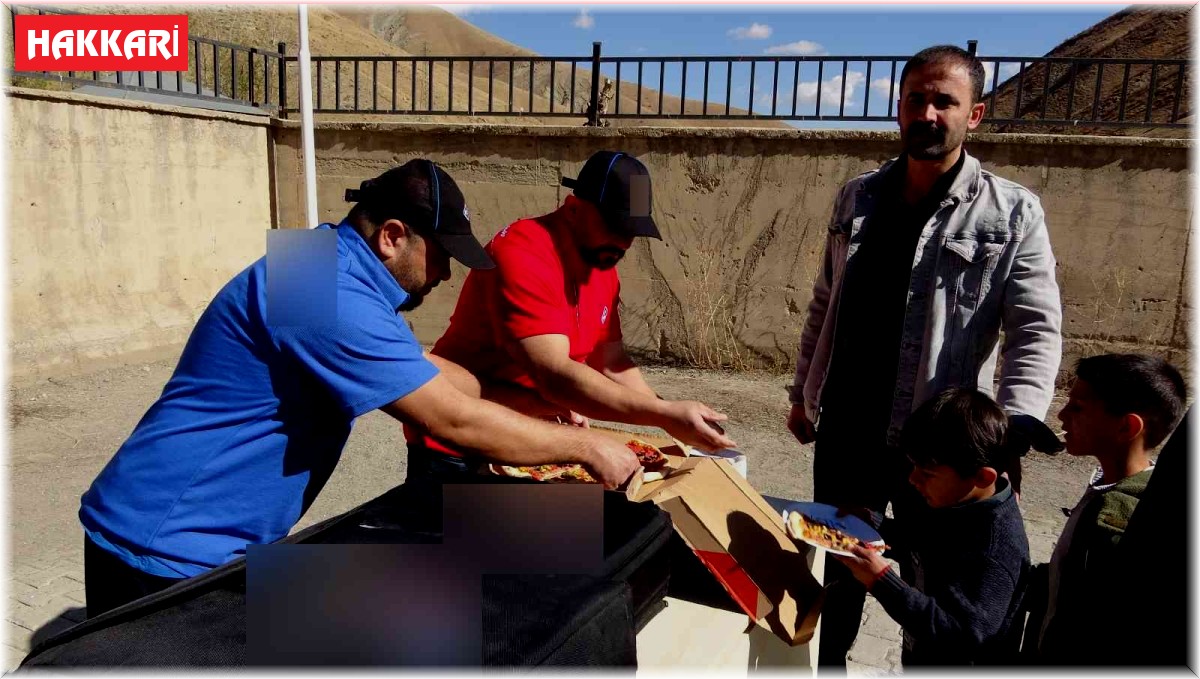 İran sınırındaki çocuklara pizza sürprizi