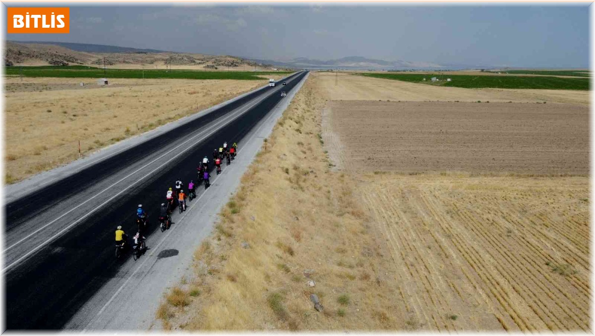 İranlı bisikletçiler Van Gölü için pedal çevirdi