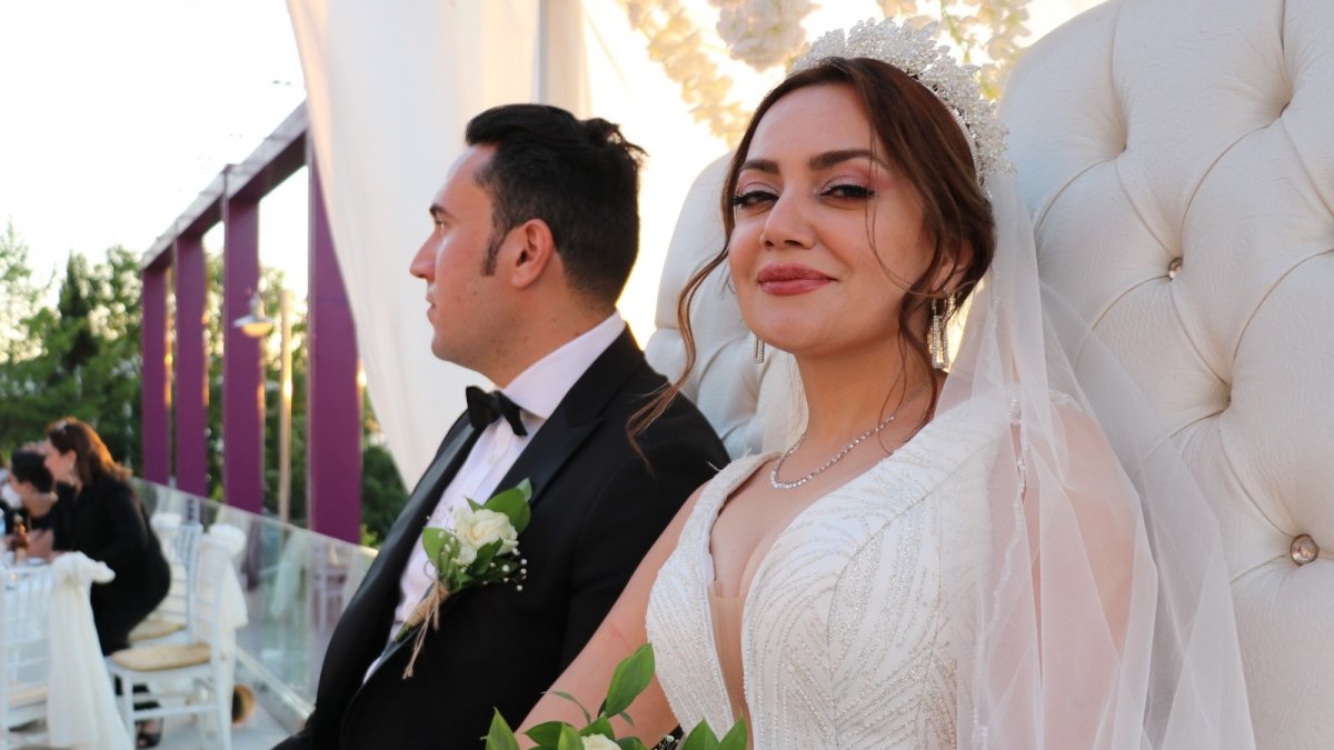 İranlı çift görkemli bir törenle dünya evine girdi
