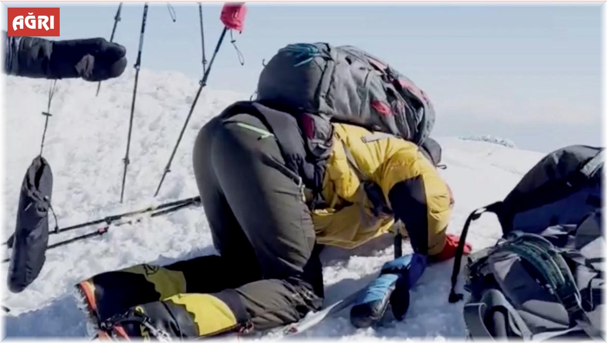 İranlı dağcı Ağrı Dağı zirvesinde secdeye kapandı