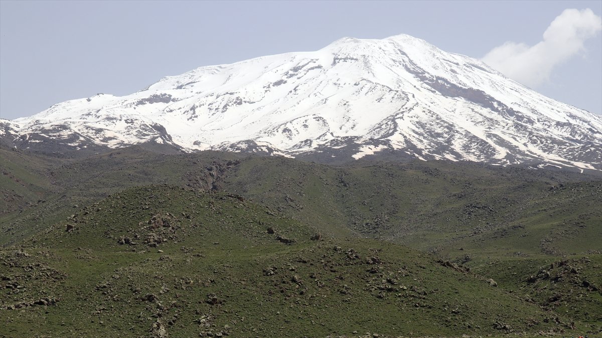 İranlı doğa ve dağcılık tutkunları zirve tırmanışı için Ağrı Dağı'nı seçti