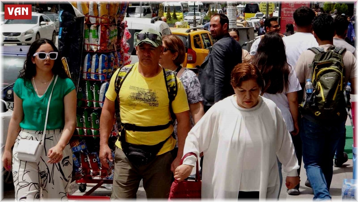 İranlı turistler 3 günlük tatil için Van'a akın etti