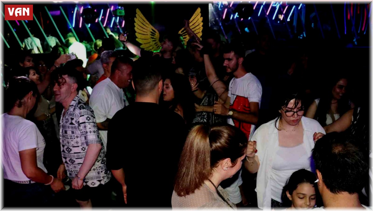 İranlı turistler Aşure tatilini Van'da eğlenerek geçirdi