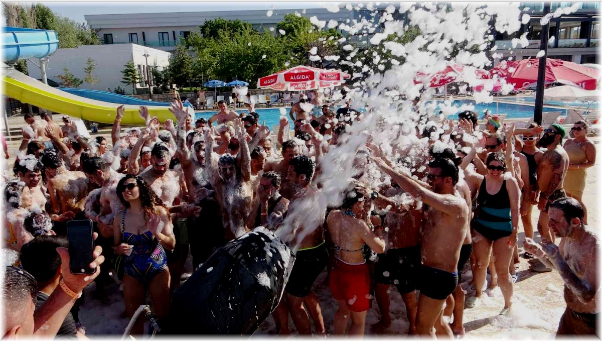 İranlı turistler köpük partisinde eğlendi