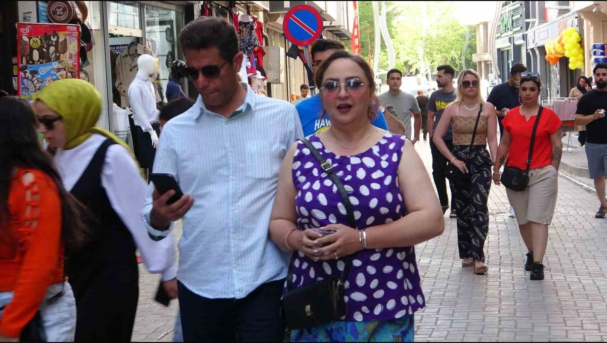 İranlı turistler Van esnafına çifte bayram yaşattı