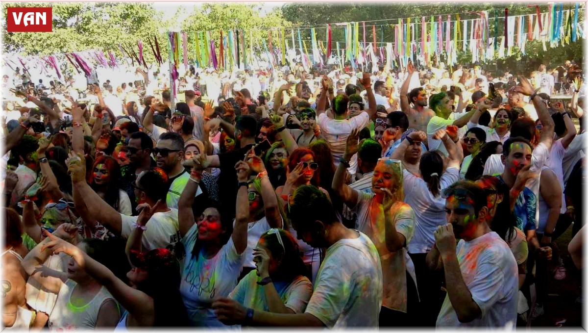 İranlı turistler Van esnafının yüzünü güldürdü