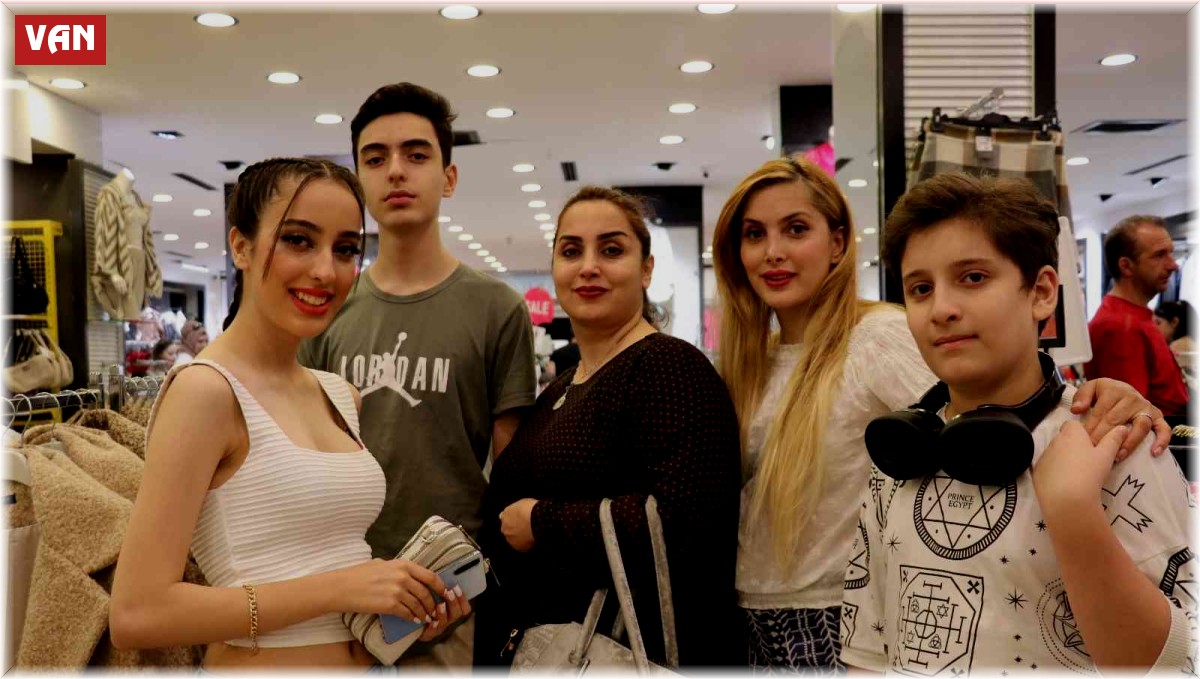 İranlı turistler Van esnafının yüzünü güldürdü