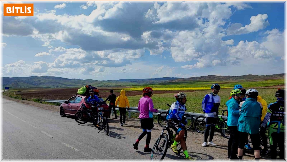 İranlı turistler Van Gölü'ne dikkat çekmek için pedal çevirdi