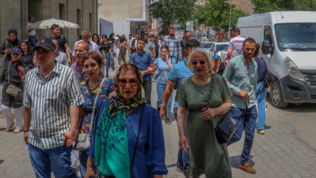 İranlı turistler Vanlı esnafın bayram sevincini ikiye katladı