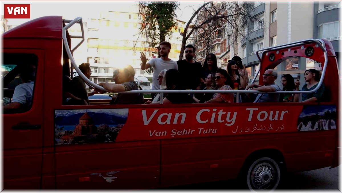 İranlı turistlere üstü açık minibüsle şehir turu