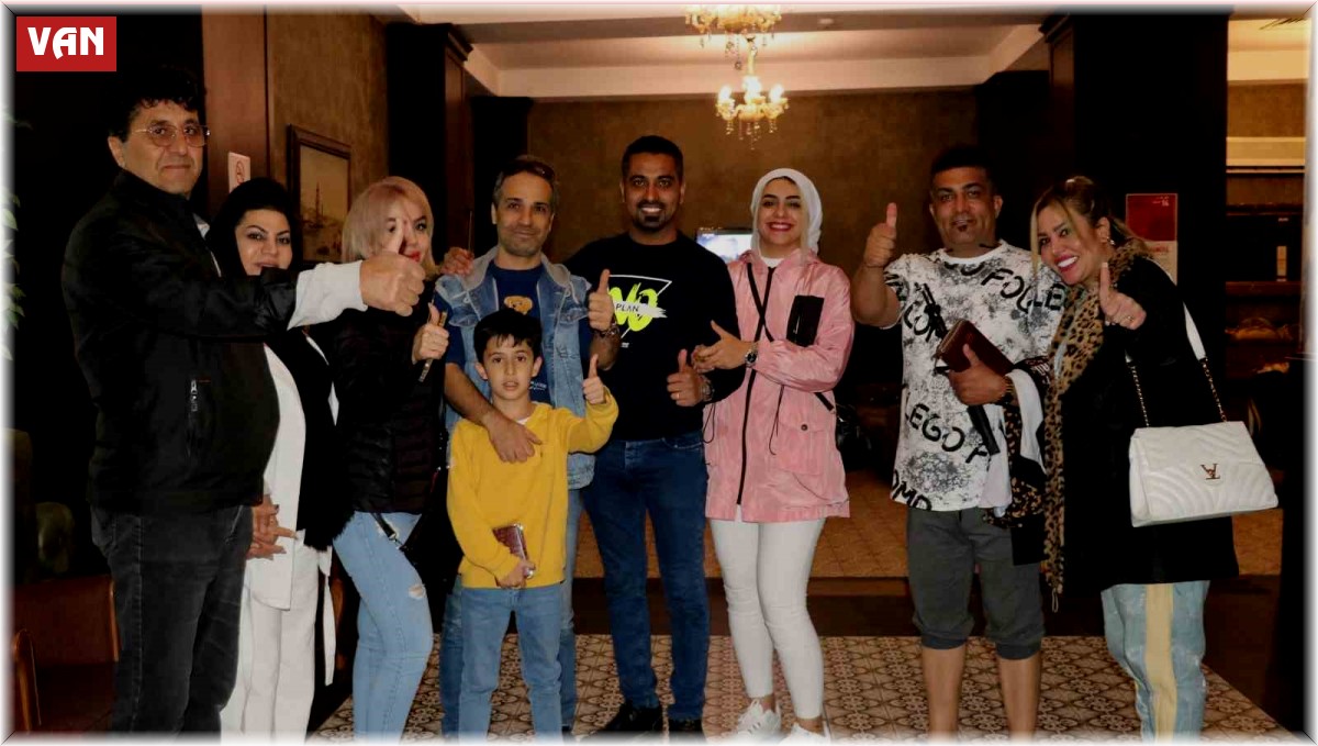 İranlı turistleri ağırlayan Van'da esnaf çifte bayram yaşadı