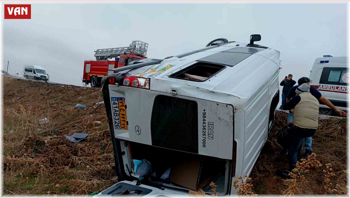 İranlı turistleri taşıyan minibüs takla attı: 12 yaralı
