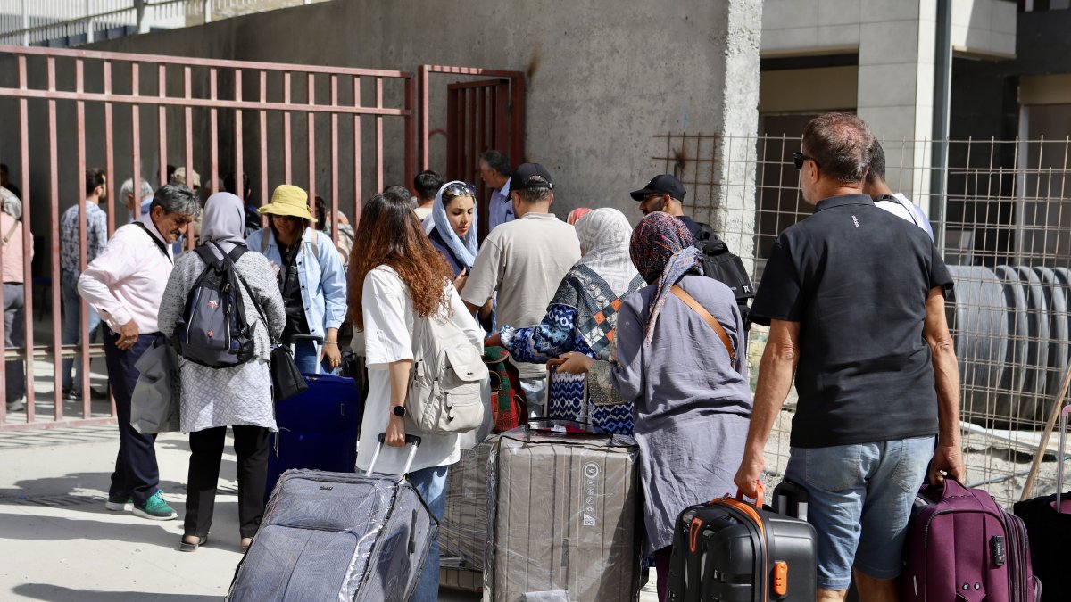 İranlılar Gürbulak Sınır Kapısı'na akın etti: "Savaştan korkmuyoruz, vatanımıza sahip çıkacağız"