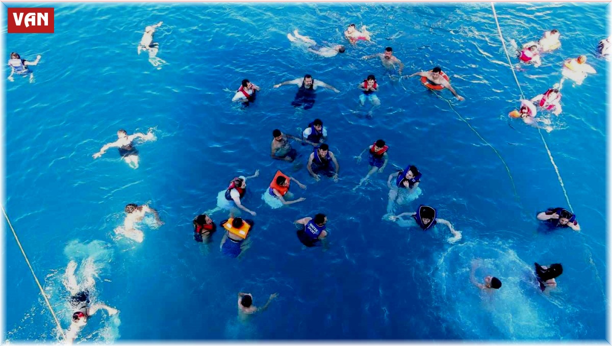 İranlıların Van Gölü'nde yüzme keyfi