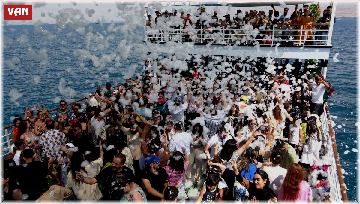 İranlıların Van Gölü ortasında köpük keyfi