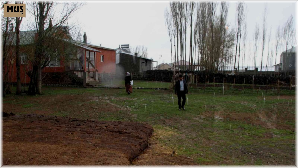 İş adamı Öndeş'ten 400 aileye gıda kolisi