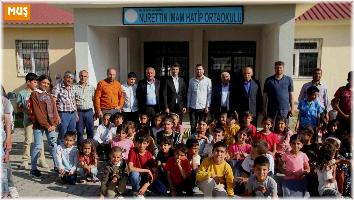 İş adamından köyündeki 350 öğrenciye karne ve bayram hediyesi