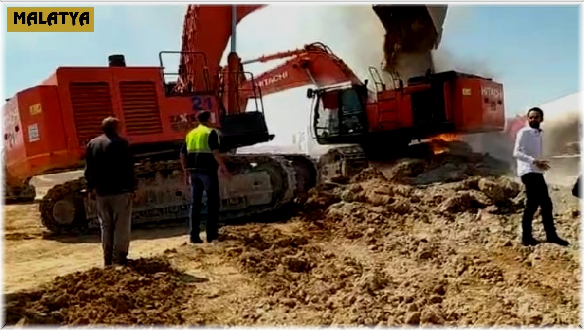 İş makinesi alev alev yandı, yardıma kepçe operatörleri yetişti