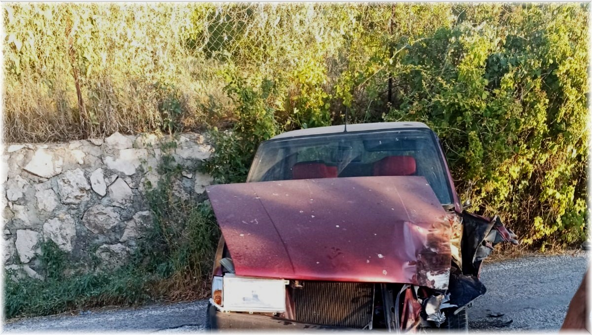 İş makinesi ile otomobil çarpıştı: 1 yaralı