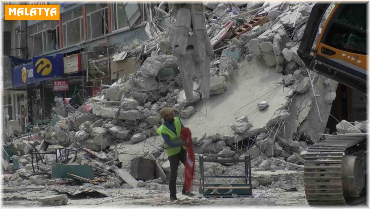 İş makinesi operatörünün Türk bayrağı hassasiyeti