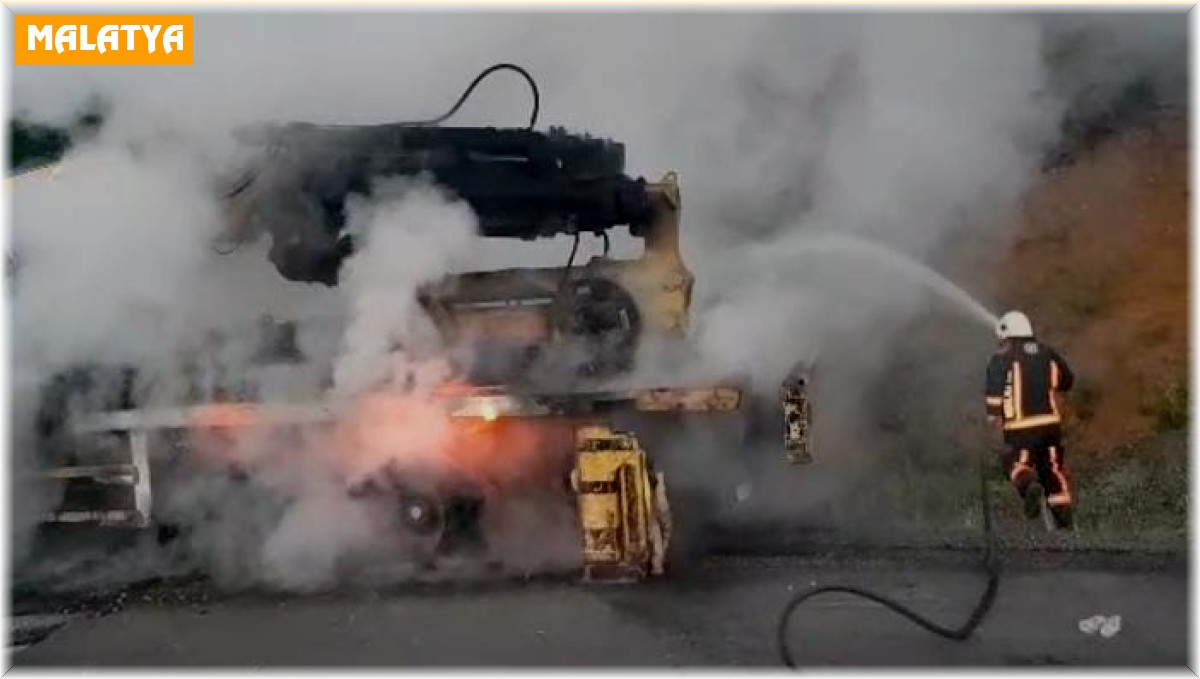 İş makinesi taşıyan çekici seyir halindeyken alev aldı