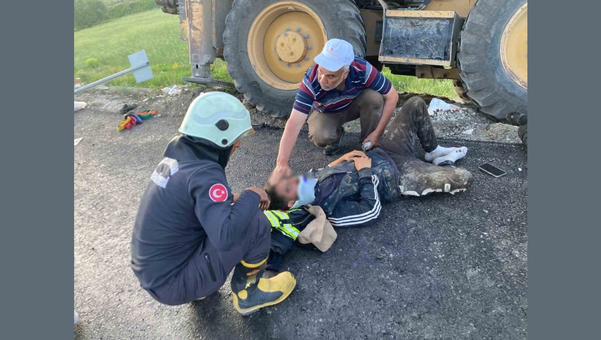 İş makinesi yemek molasındaki işçilerin arasına daldı