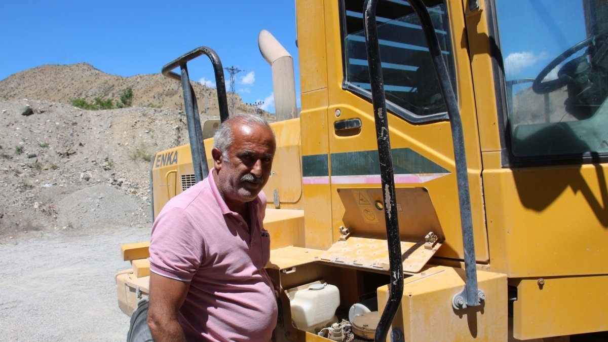 İş makinesinin kepçe hidroliğinin üstü 3 yıldır kuş yuvası oldu