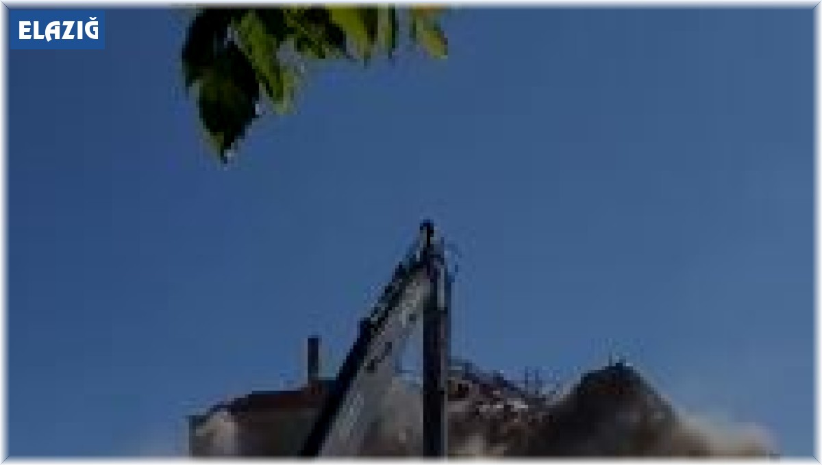 İş makinesinin tek darbesi, ağır hasarlı binayı yerle bir etti