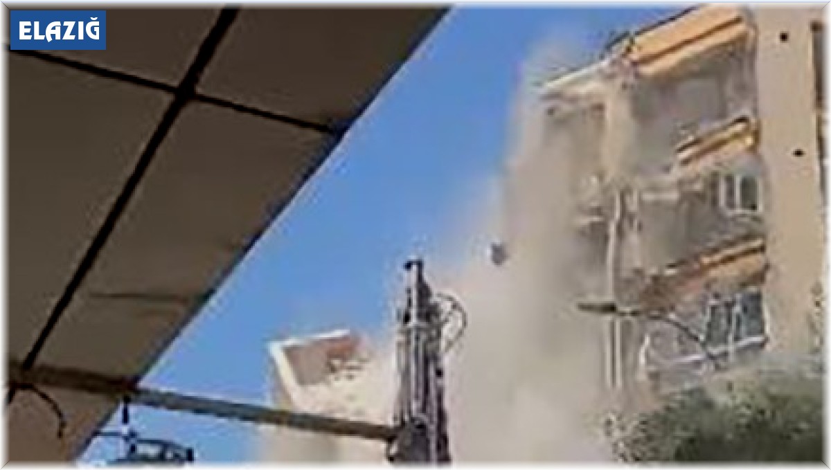 İş makinesinin tek dokunuşu binanın yıkılmasına yetti