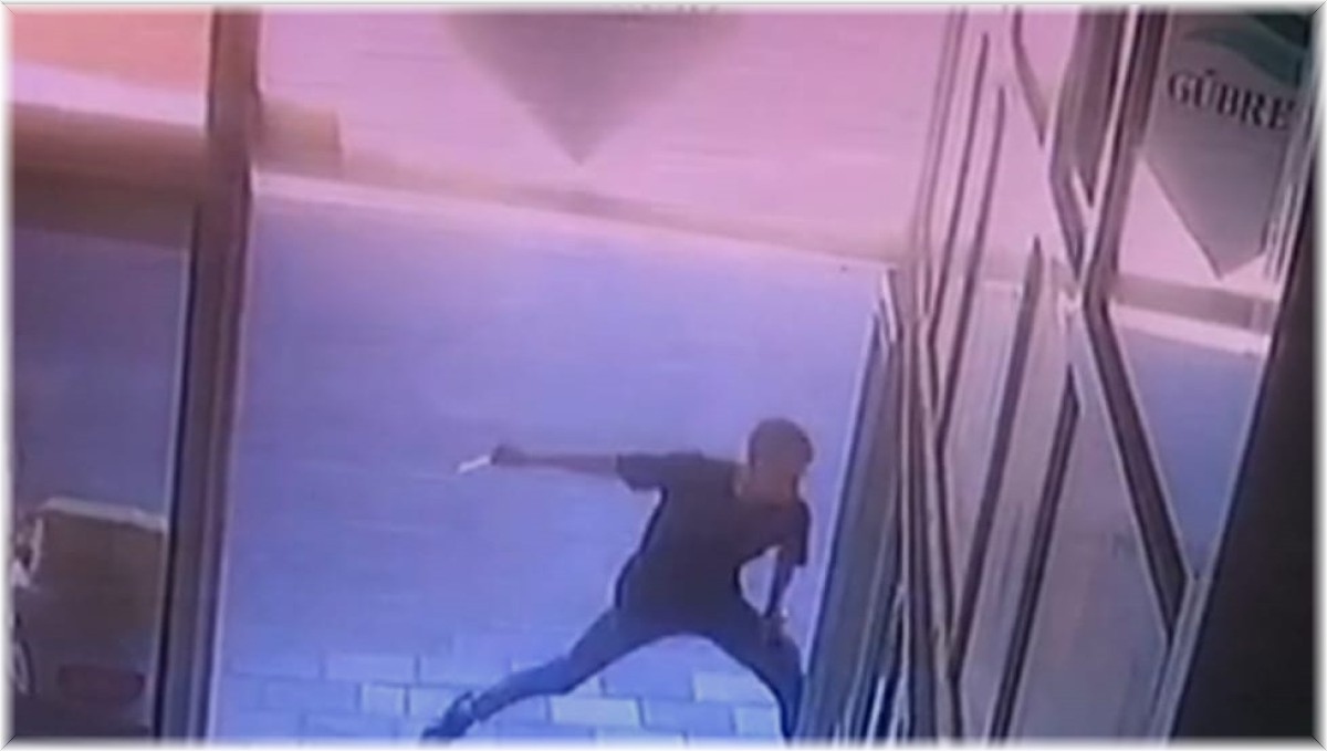 İş yeri önünde oturan husumetlisini defalarca bıçakladı