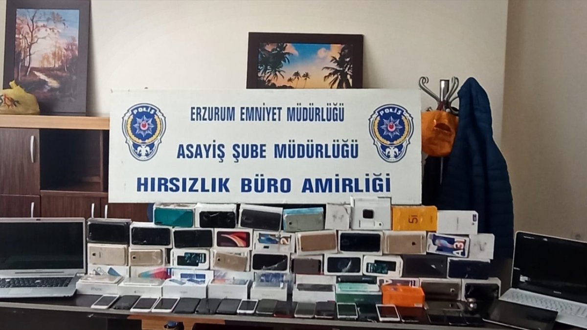 İş yerinden hırsızlık yaparken sevinçleri kameraya yansıyan zanlılar iki saat sonra uyurken yakalandı