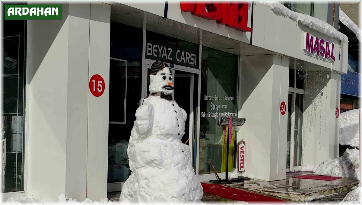 İş yerinin önünde dev kardan adam yaptı