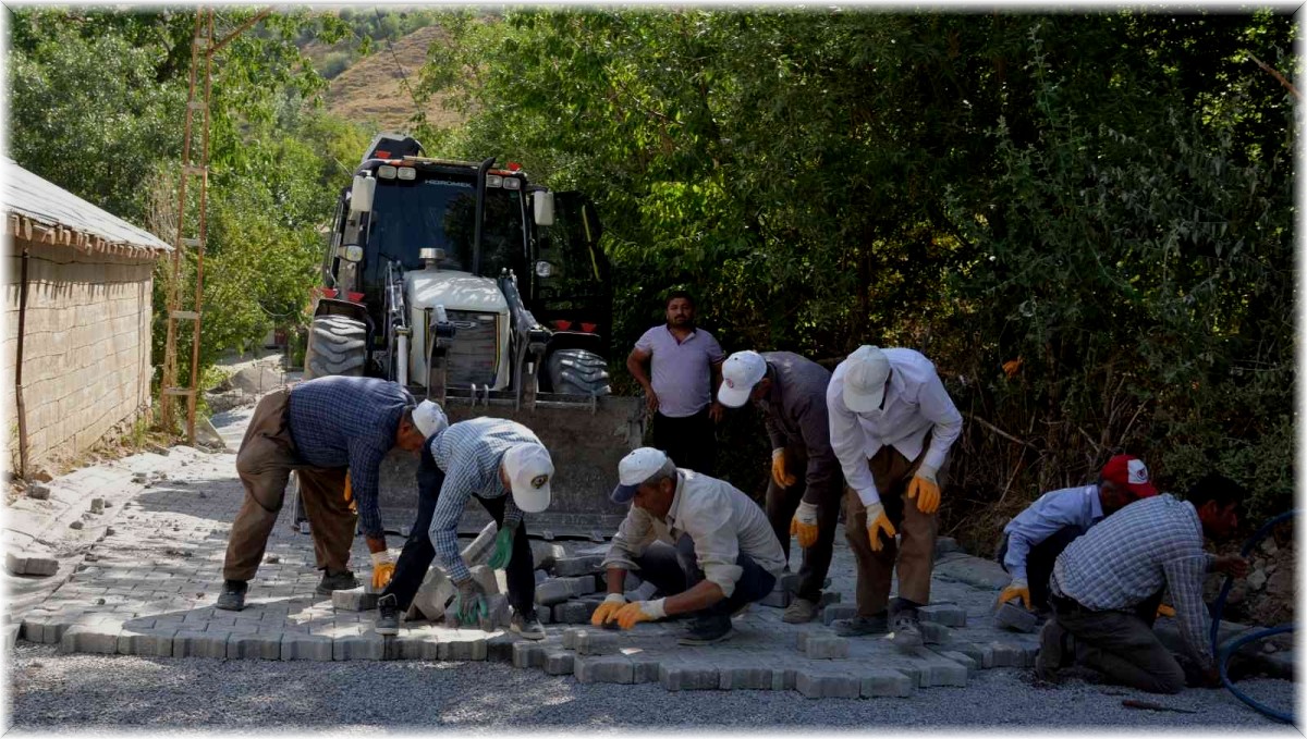 İşçilerinin sıcak havada zorlu mesaisi