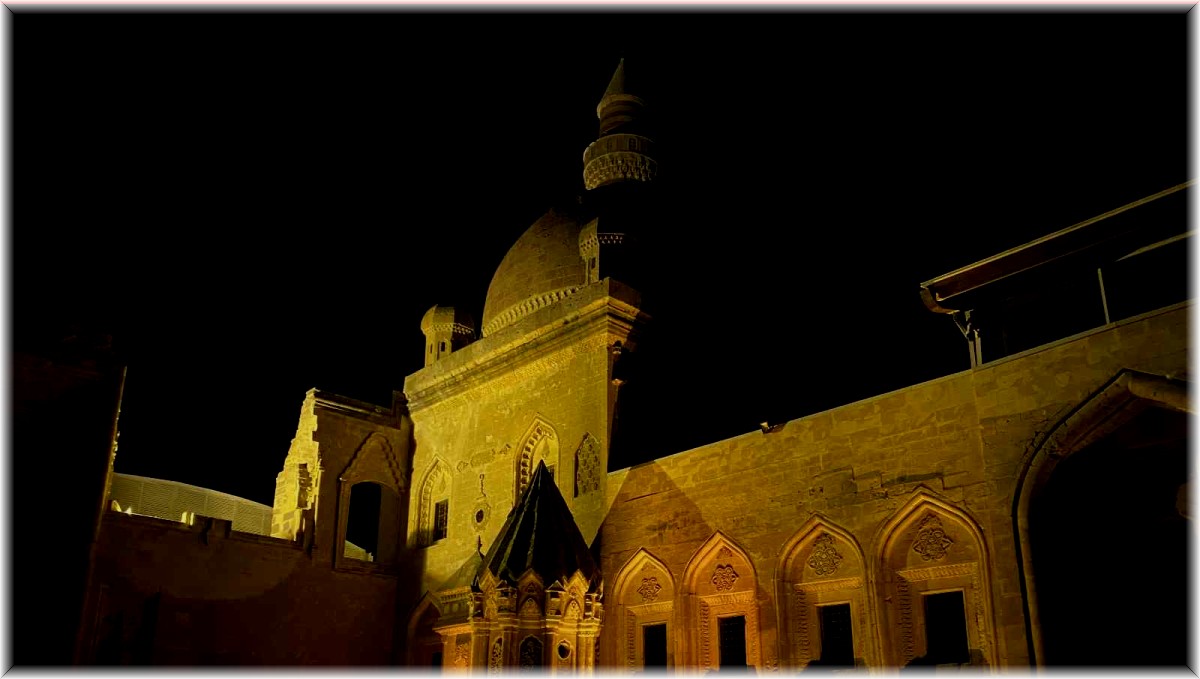 İshak Paşa Sarayı'nın gece manzarası mest etti