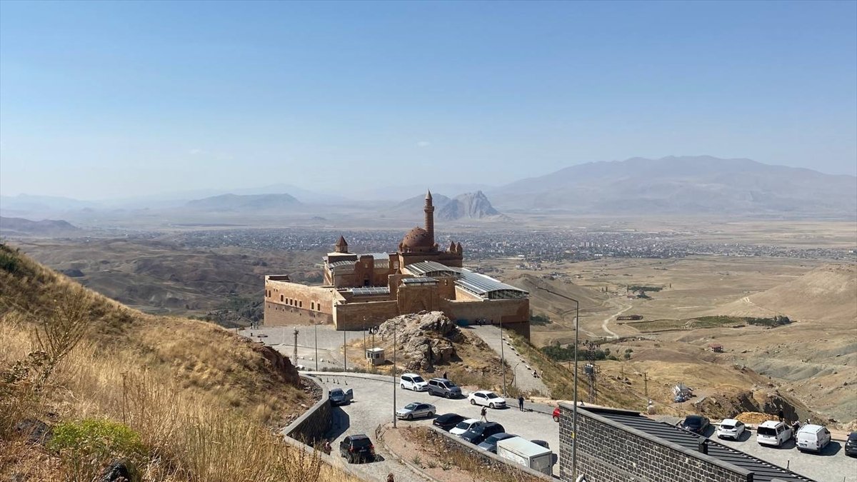 İshak Paşa Sarayı yaz tatilinde yurdun dört bir yanından ziyaretçi ağırlıyor