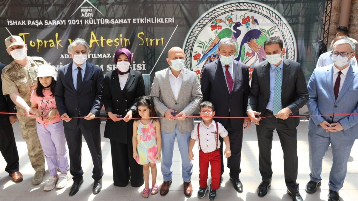 İshak Paşa Sarayı’nda “Toprak ve Ateşin Sırrı” sergisi sanatseverlerle buluştu